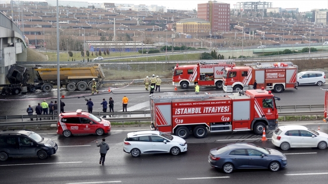 Küçükçekmece'de hafriyat kamyonu tankerle çarpıştı